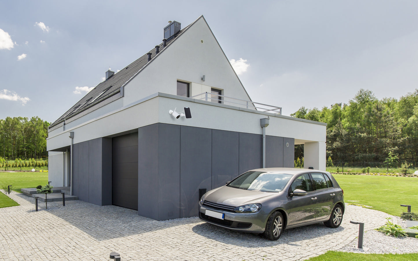 Wire-Free Wireless Outdoor Battery/Solar-Powered Security Camera